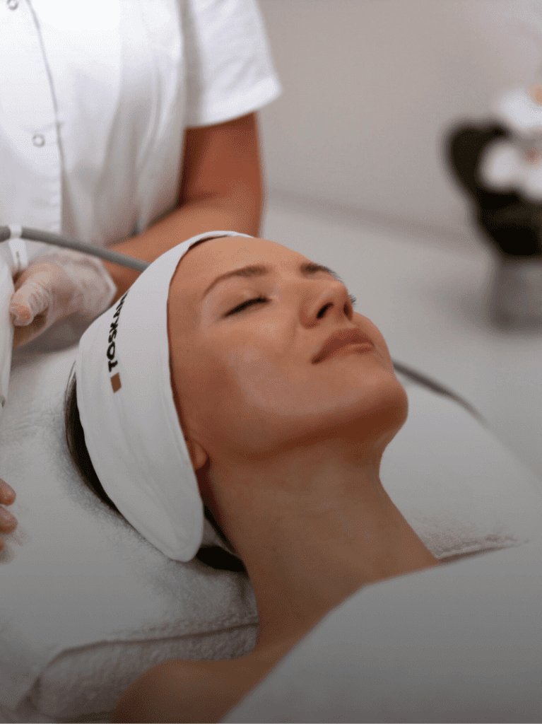 Mesoterapia sem agulhas elimina a densidade das agulhas e é usado para tratamento facial, corporal e capilar